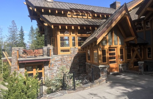 Golden Chalet De Ski | Modern Mountain Luxury Chalet at Kicking Horse Mountain Resort