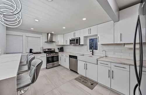 Suffern Maison | Modern Mountain-View Retreat | Fire Pit Smart TVs Private Deck Workstation
