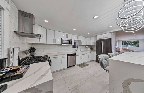 Suffern Maison | Modern Mountain-View Retreat | Fire Pit Smart TVs Private Deck Workstation