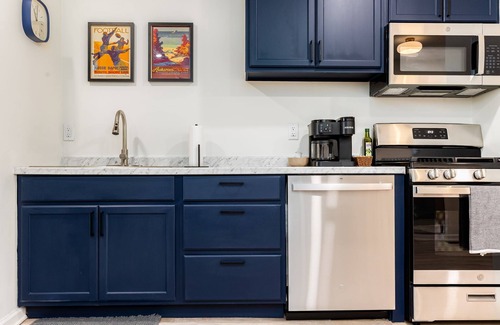 South Bend Maison | Modern ND Bungalow Cornhole/Pong/FirePit Sleeps 6+