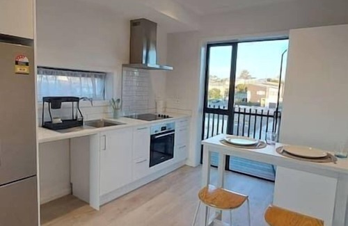 Northcote Appartement | Modern near parks, shopping, and dining. family-ready!