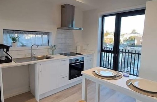 Northcote Appartement | Modern near parks, shopping, and dining. family-ready!
