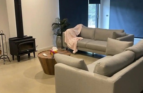 Bannockburn Maison | Modern New Beautiful House Near Geelong Sleeps 6-8 Adults and 5 Kids