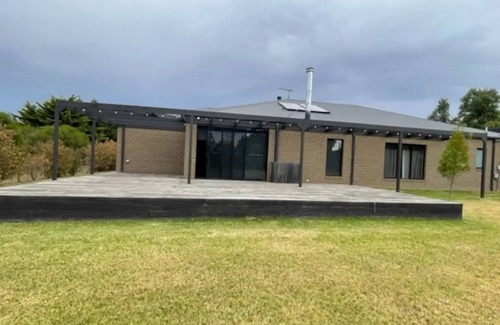 Bannockburn Maison | Modern New Beautiful House Near Geelong Sleeps 6-8 Adults and 5 Kids