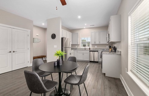 Grandville Copropriété | Modern New Build 2BR + 2BA Condo w/ Garage + Patio
