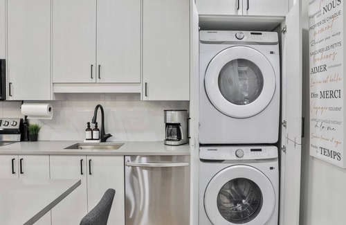 Plateau Mont Royal Appartement | Modern NEW Luxury ❤️ of Montreal, Street Parking