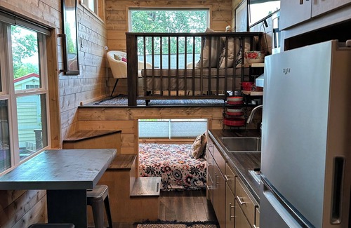 Cheat Lake Appartement | Modern "NEW" Tiny Home with Lake View