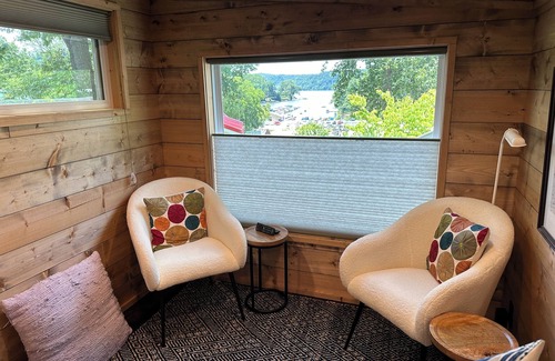 Cheat Lake Appartement | Modern "NEW" Tiny Home with Lake View