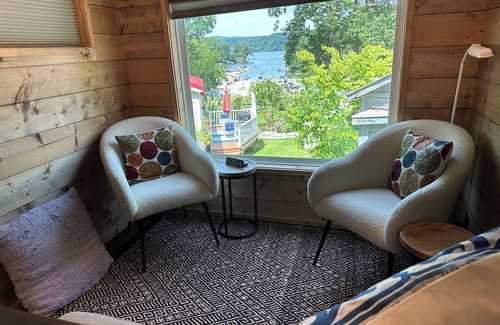 Cheat Lake Appartement | Modern "NEW" Tiny Home with Lake View