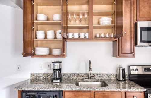 North Bethesda Appartement | Modern North Bethesda 2BR w/ W/D, Pool & Gym, nr Metro, by Blueground