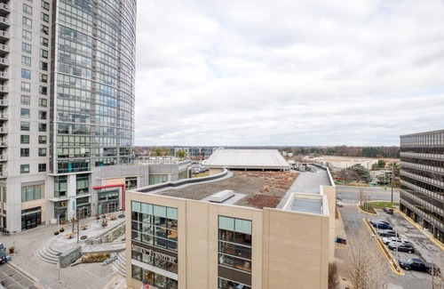 North Bethesda Appartement | Modern North Bethesda 2BR w/ W/D, Pool & Gym, nr Metro, by Blueground