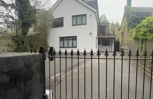 Underhill Maison | Modern North London Oasis - Modern House w/ Parking and Garden