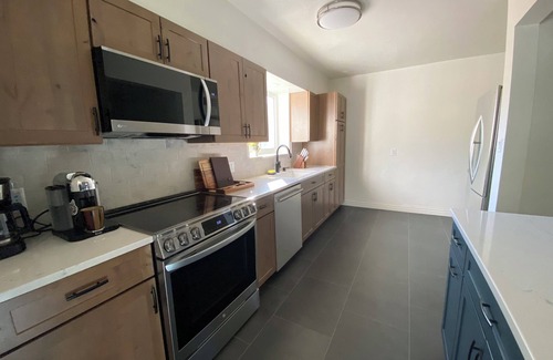 Palo Verde Maison | Modern Oasis: New Kitchen, Rooftop Deck, Exec Office, Pet-Friendly, Large Yard