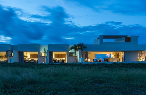 Micoud Villa | Maison moderne en bord de mer avec piscine, court de tennis privé et douches extérieures