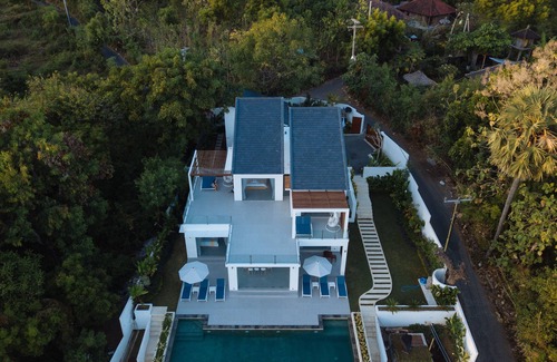 Umeanyar Villa | Luxe moderne en bord de mer dans la beauté préservée du Bali original