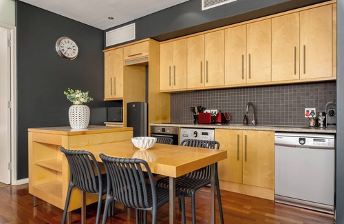 Flora Park Appartement | Modern One Bed Apt - Central - Pool