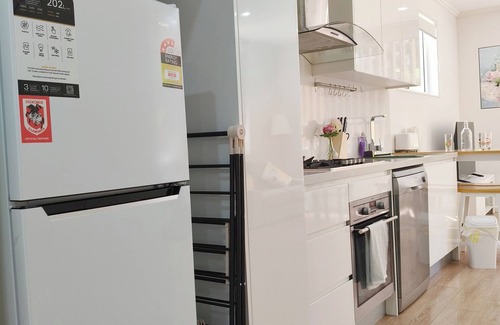 Epping Appartement | Modern one-bedroom APT Queen bed + single air bed + free secure parking