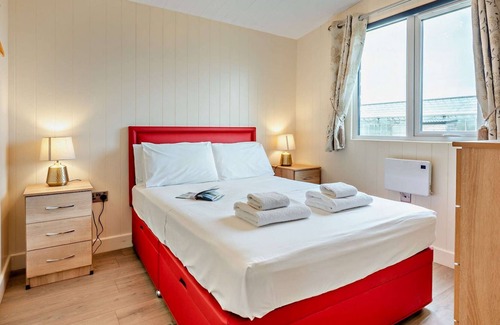 Bretforton Cabine | Modern one bedroom lodge with hot tub -Rosewood Lodge