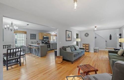 Manchester Maison | Modern Open Concept Colonial 2500sq Ft 4 Bed 2.5 Bath