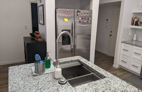 Menlo Park Maison | Modern open floor plan 3BR house near downtown, street car and Mercado