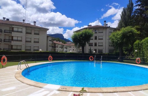 Jaca Appartement | Dernier étage moderne à Jaca avec piscine, parking, ascenseur et rangement ski/vélo.
