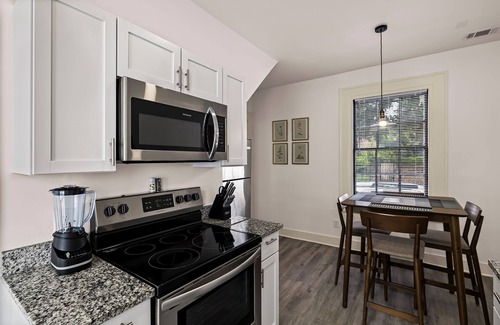 Historic Downtown Savannah Appartement | Modern Pet-friendly Escape Steps to Forsyth Park by Lucky Savannah