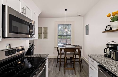 Historic Downtown Savannah Appartement | Modern Pet-friendly Escape Steps to Forsyth Park by Lucky Savannah