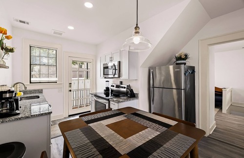 Historic Downtown Savannah Appartement | Modern Pet-friendly Escape Steps to Forsyth Park by Lucky Savannah