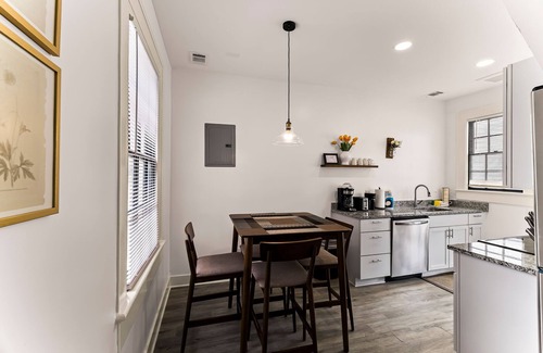 Historic Downtown Savannah Appartement | Modern Pet-friendly Escape Steps to Forsyth Park by Lucky Savannah