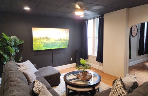 Morton Maison | Modern Philly Suburb Townhouse - Easy City Access & Close to the AIrport