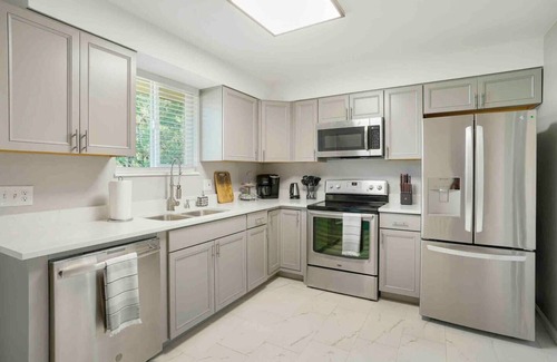 Wheat Ridge Maison | Modern Pineapple|Close to Denver and Mountains|