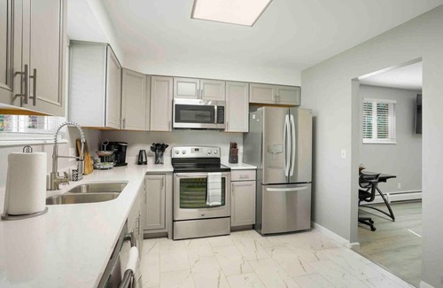 Wheat Ridge Maison | Modern Pineapple|Close to Denver and Mountains|