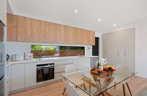 Fernhill Maison | Modern, Plush & Picturesque - Wynyard Top