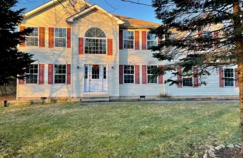 Albrightsville Chalet De Ski | Modern Poconos home, game room, pool, waterparks