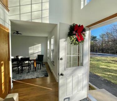 Albrightsville Chalet De Ski | Modern Poconos home, game room, pool, waterparks