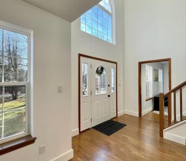Albrightsville Chalet De Ski | Modern Poconos home, game room, pool, waterparks