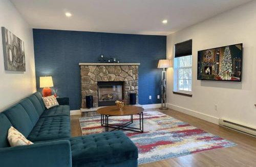 Albrightsville Chalet De Ski | Modern Poconos home, game room, pool, waterparks