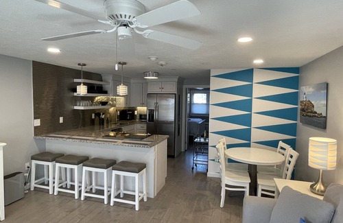Ogunquit Copropriété | Modern, poolside Ogunquit 1br/1ba, just a 10 minute stroll into town.