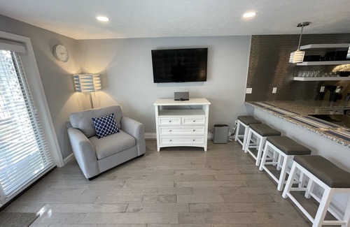 Ogunquit Copropriété | Modern, poolside Ogunquit 1br/1ba, just a 10 minute stroll into town.