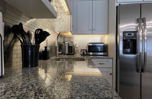 Ogunquit Copropriété | Modern, poolside Ogunquit 1br/1ba, just a 10 minute stroll into town.