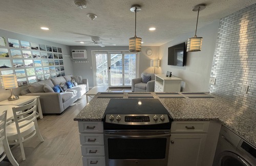 Ogunquit Copropriété | Modern, poolside Ogunquit 1br/1ba, just a 10 minute stroll into town.