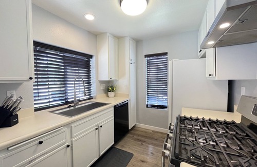 Mira Mesa Copropriété | Modern & Private Corner-Unit Condo in Central Mira Mesa