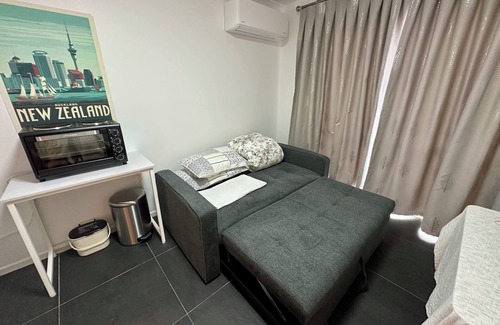 Albany Maison | Modern Private Deluxe Master Suite California Bed