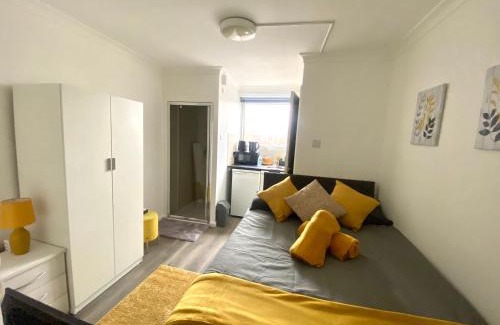 Borehamwood Maison | Modern Private En-suite With Kitchenette