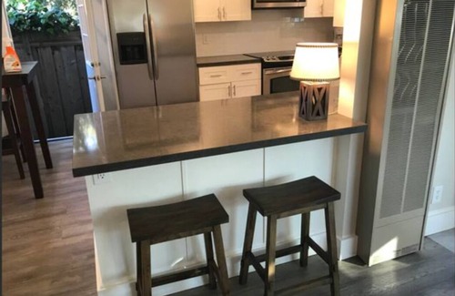 Shoreline West Maison | Modern Private Home W/Pool Near Downtown MV!