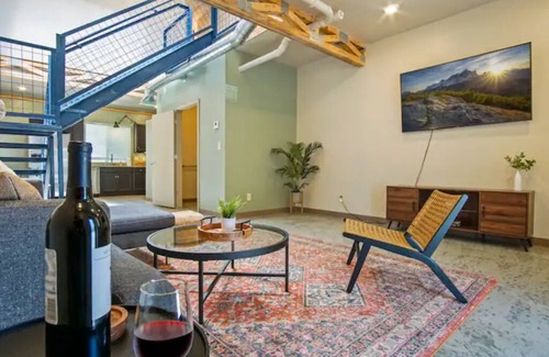 Central Oklahoma City Maison | Modern Private Townhome *Downtown OKC * Balcony *OU Med