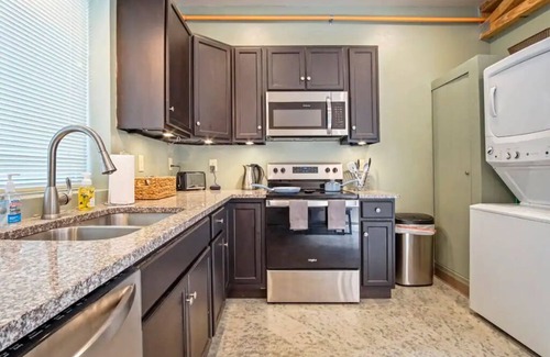 Central Oklahoma City Maison | Modern Private Townhome *Downtown OKC * Balcony *OU Med