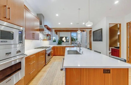 Southwest Hills Maison | Modern Professional