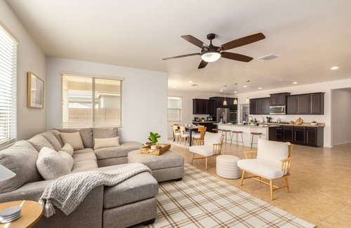 San Tan Valley Maison | Modern Queen Creek Home W/ Fire Pit! Dog Friendly!