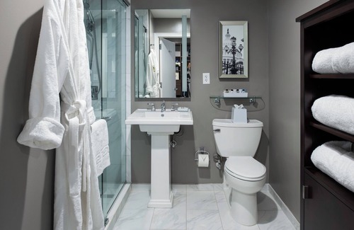 Capitol Hill Hôtel | Modern Queen Stay Near DC Attractions! Gym Access, Onsite Bar and Restaurant!